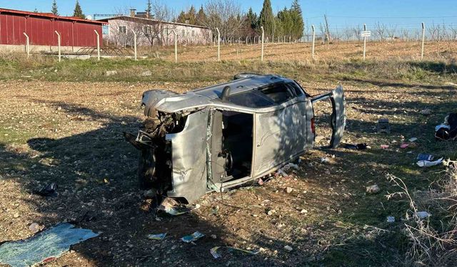 Uşak'ta otomobil tarlaya devrildi: 1'i bebek 5 yaralı