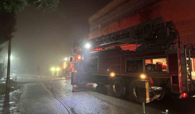 Uşak'ta poşet fabrikasında çıkan yangın söndürüldü