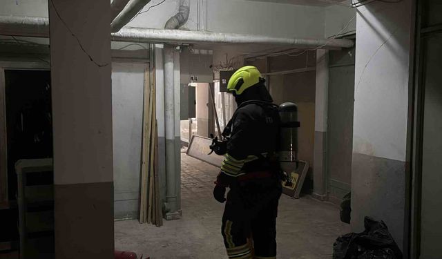 Üst katları otel olarak kullanılan iş merkezinde çıkan yangın ekipleri harekete geçirdi