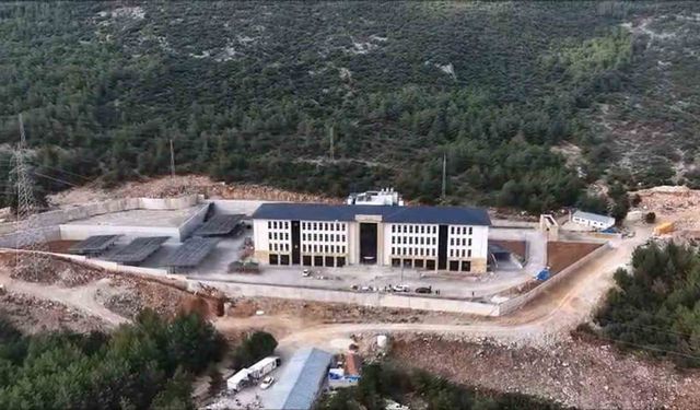 Vali Akbıyık, çevre dostu yeni binayı inceledi