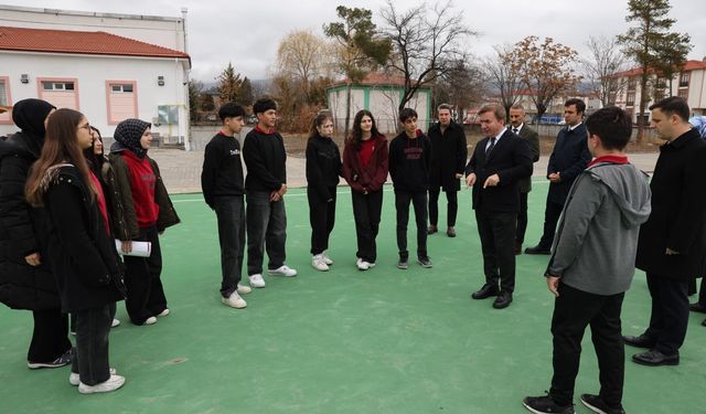 Vali Aydoğdu, Erzincan Lisesi'nde kauçuk zeminli spor alanını inceledi
