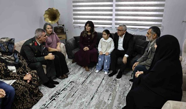 Vali Şimşek babası asker olan minik Gökçe'yi daveti üzerine evinde ziyaret etti