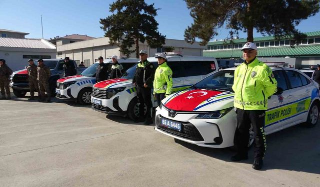 Van'da emniyet bünyesine alınan yeni araçlar törenle teslim edildi