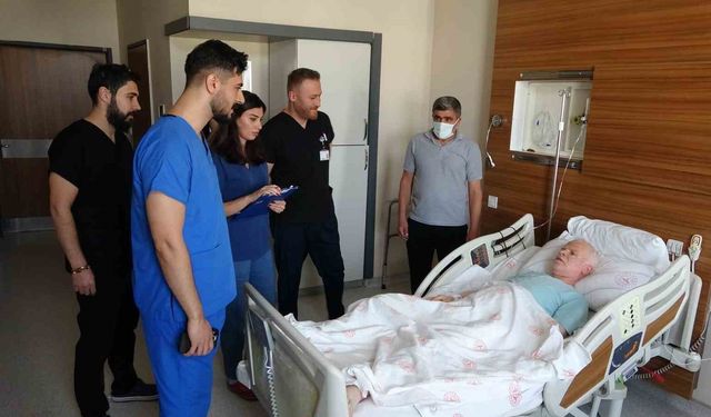 Van'da ölümcül damar yırtığı 15 kişilik ekip tarafından ameliyat edildi