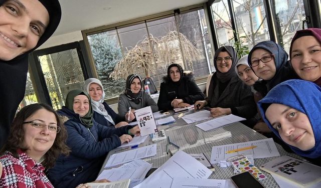 Veliler kitap okuma atölyesinde bir araya geldi