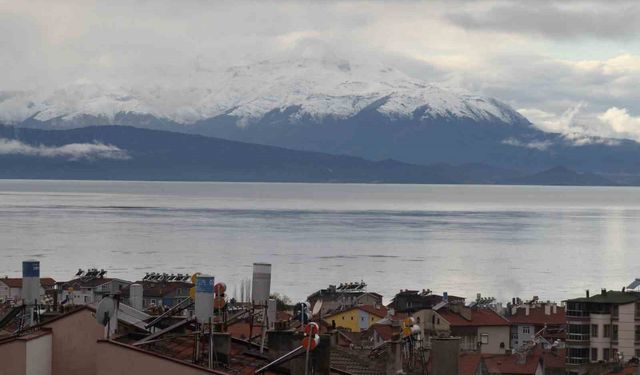 Yağışlar Anamas'ın zirvesini beyazlattı