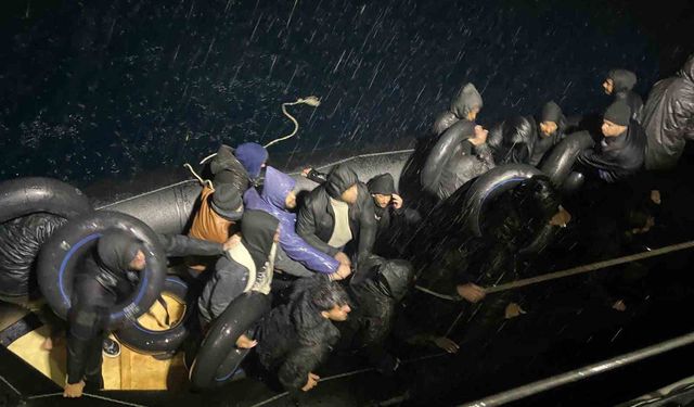 Yağmurun altında denizde sürüklenen göçmenlere sahil güvenlik yetişti