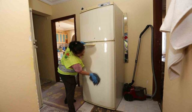 Yalnız yaşayan yaşlı kadına şefkat eli