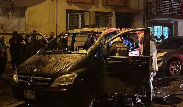 Yalova'da minibüs park edildiği sırada alevlere teslim oldu