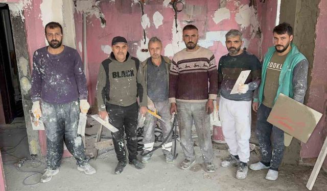 Yanan ev imece usulü tamir ediliyor