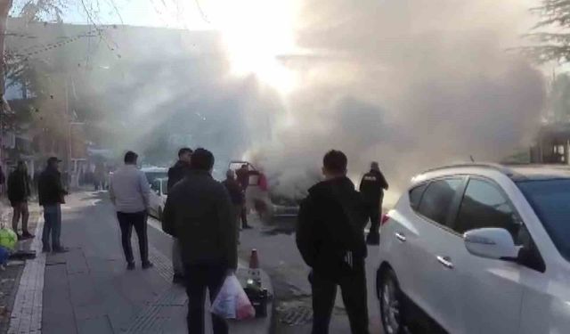 Yanan kamyonete ilk müdahaleyi vatandaşlar yaptı