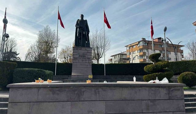 Yediler içtiler, sokakta çöplerini bıraktılar