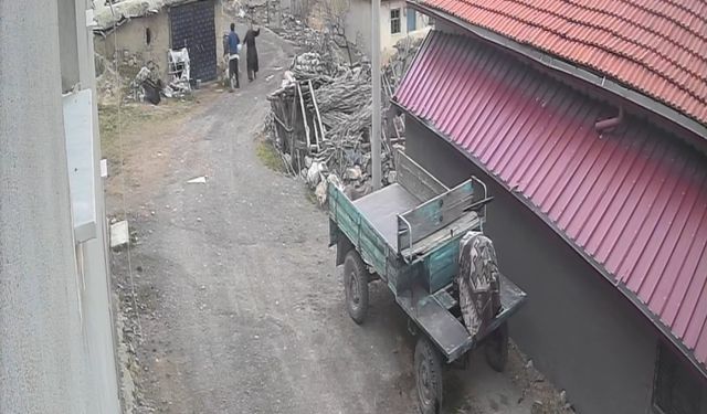 Yerde yatan karısının kafasına tekme attı