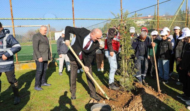 Yeşil Düzce'de fidanlar toprakla buluştu