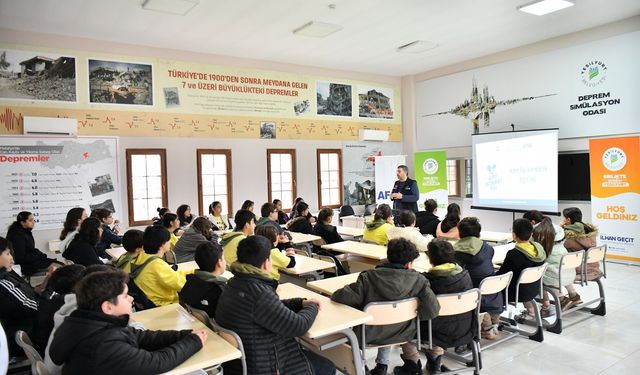 Yeşilyurt'ta öğrencilere depreme karşı hayat kurtaran eğitim