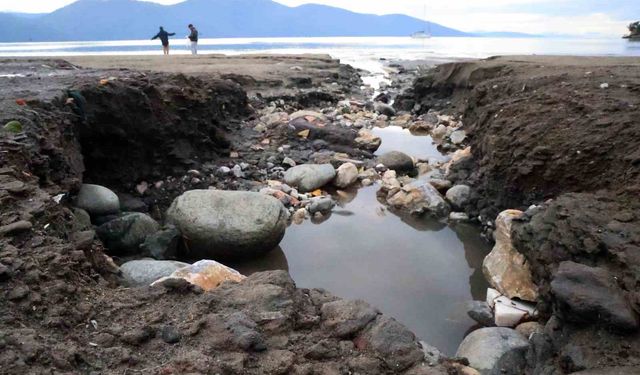 Yılın en kısa gününde deniz suyu çekildi, sağanak yağmur sahili tahrip etti