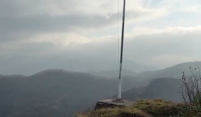 Yıpranan bayrak değiştirilmeyi bekliyor