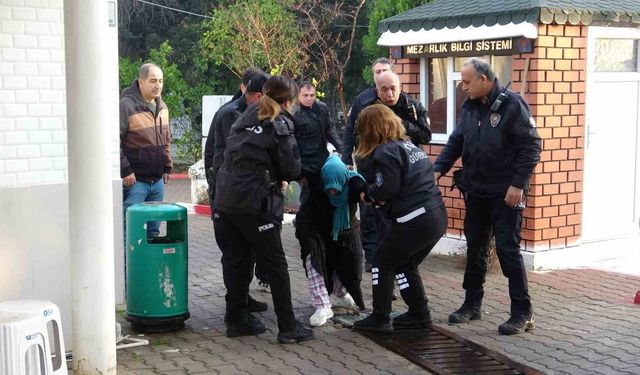 Yola bıraktığı çanta polisi alarma geçirdi, gözaltına alınırken güçlük yaşattı