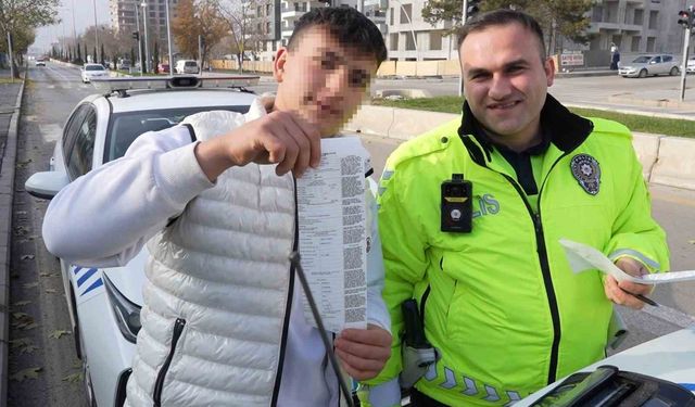 Yolcu kapısından inen ehliyetsiz sürücü drondan kaçamadı: 'Gafil avlandım' dedi, ceza makbuzuyla hatıra fotoğrafı çektirdi