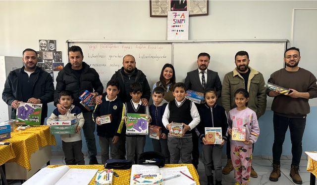 Yüksekova'da 16 okula 440 farklı eğitim ve zeka oyunu seti ile kırtasiye malzemesi hediye edildi
