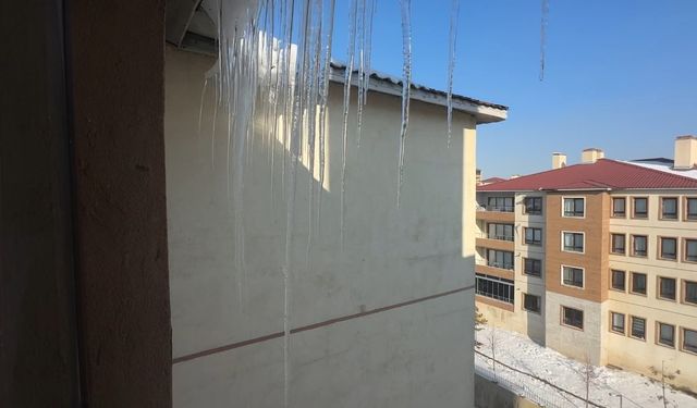 Yüksekova'da buz sarkıtları 2 metreyi geçti