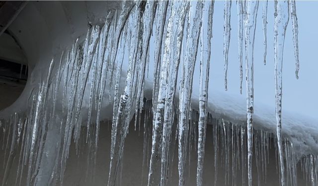 Yüksekova'da buz sarkıtları bir metreyi geçti
