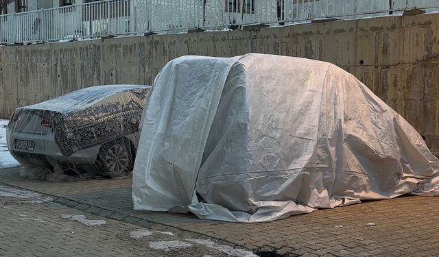 Yüksekova'da dondurucu soğuklar: Vatandaşlar araçlarını battaniye ve brandalarla koruyor