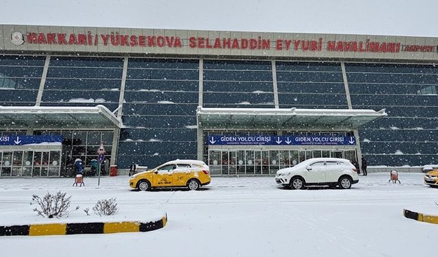 Yüksekova'da yoğun kar yağışı uçak seferlerini durdurdu