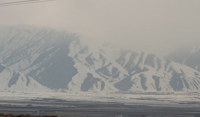 Yüksekova'nın etrafını çevreleyen dağlar beyaza büründü