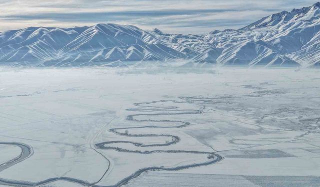 Yüksekova'nın kar altındaki menderesleri hayran bırakıyor