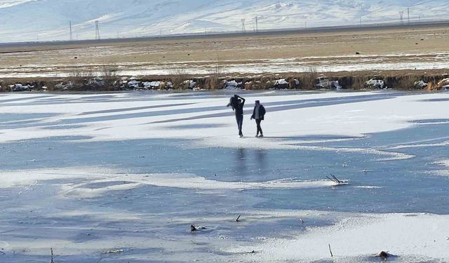 Yüzeyi tamamen donan nehir üzerinde yürüyüş heyecanı