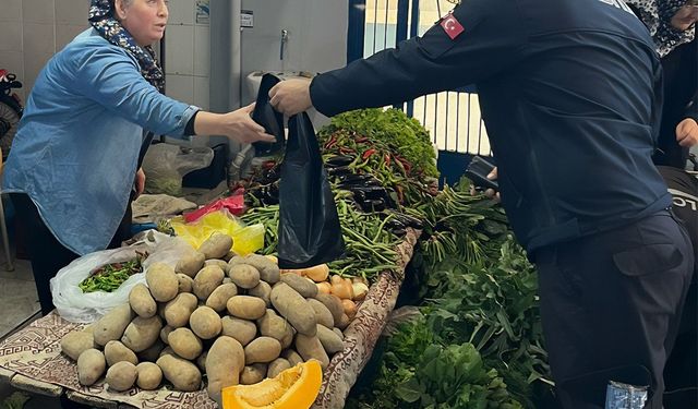 Zabıta ekiplerinden pazarcı esnafına çöp poşeti desteği