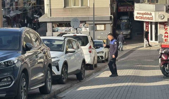 Zabıtadan kaldırım işgali yapan sürücülere ceza