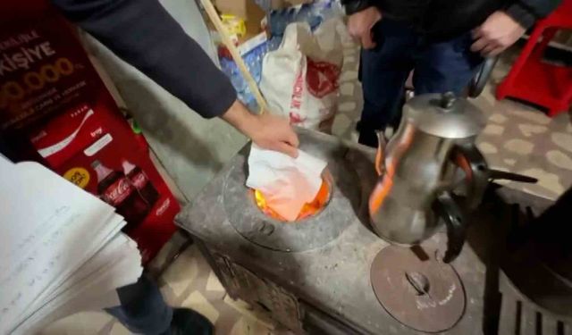 Zara'da ihtiyaç sahiplerinin veresiye borcu kapatıldı, defter sobada yakıldı