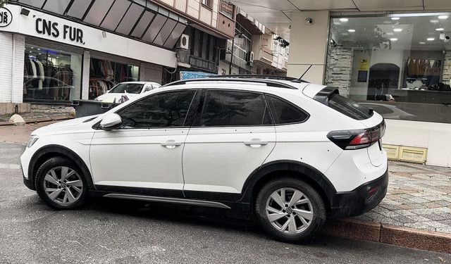 Zeytinburnu'nda park halindeki otomobile silahlı saldırı: O anlar kamerada