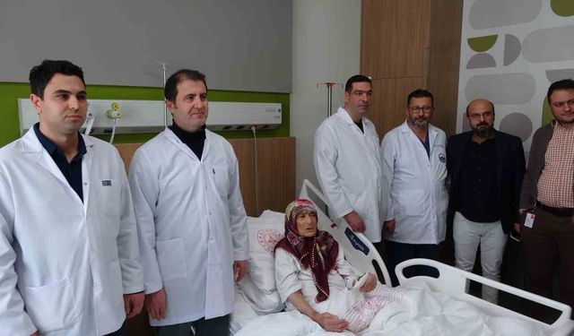 87 yaşındaki hastanın karnından 4,5 kilogramlık tümör çıkarıldı