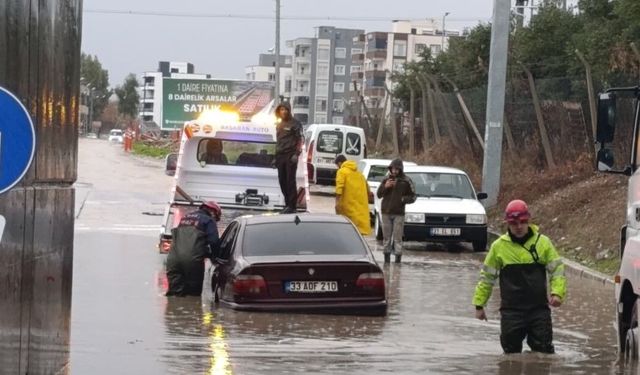 Adana'da sağanak hayatı felç etti: Araçlarında mahsur kalan vatandaşları itfaiye kurtardı