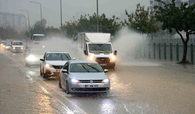 Adana'da şiddetli yağış yolları göle çevirdi, apartmanları su bastı