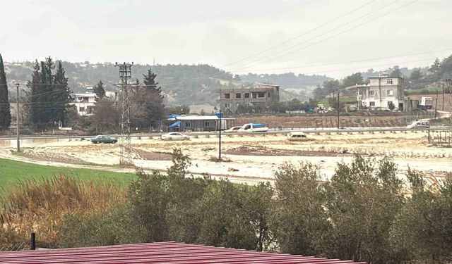 Adana'yı sağanak vurdu: Göle dönen caddelerde araçlar mahsur kaldı
