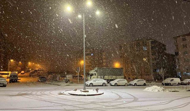 Adıyaman'da kar yağışı etkisini artırdı