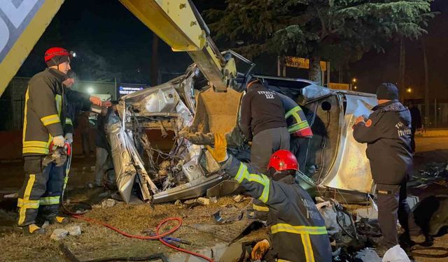 Ağaca çarpan otomobil hurdaya döndü, sürücüsü hayatını kaybetti