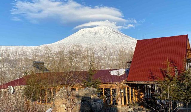 Ağrı Dağı'nın zirvesinde oluşan mercek bulutu hayran bıraktı