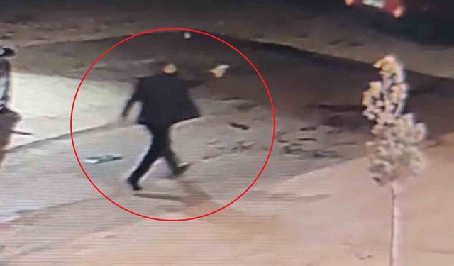 Akrabalar arasında silahlı kavga kamerada: Yeğenini vurdu, ardından kazara kendisini yaraladı