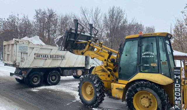 Akyaka Belediyesi karla mücadele ekipleri görev başında