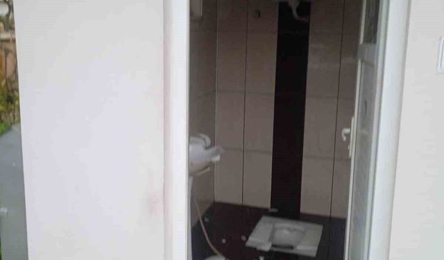 Alanya'da umumi tuvaletin camları ve seramiklerini kırdılar