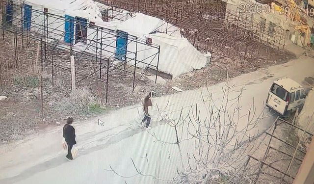 Ayakkabı hırsızları kameraya yakalandı