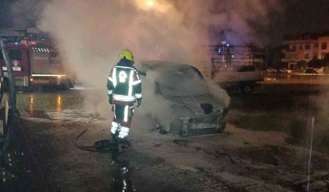 Balıkesir'de park halindeki ticari araç yandı