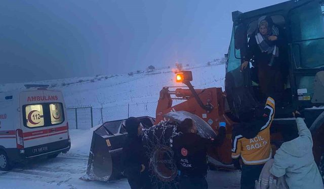 Batman'da hamile kadın kepçeyle kurtarıldı