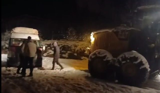 Batman'da köy yolunda mahsur kalan 10 kişi lurtarıldı