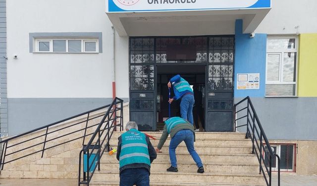 Beyşehir'de yükümlüler ara tatilde okulları temizledi